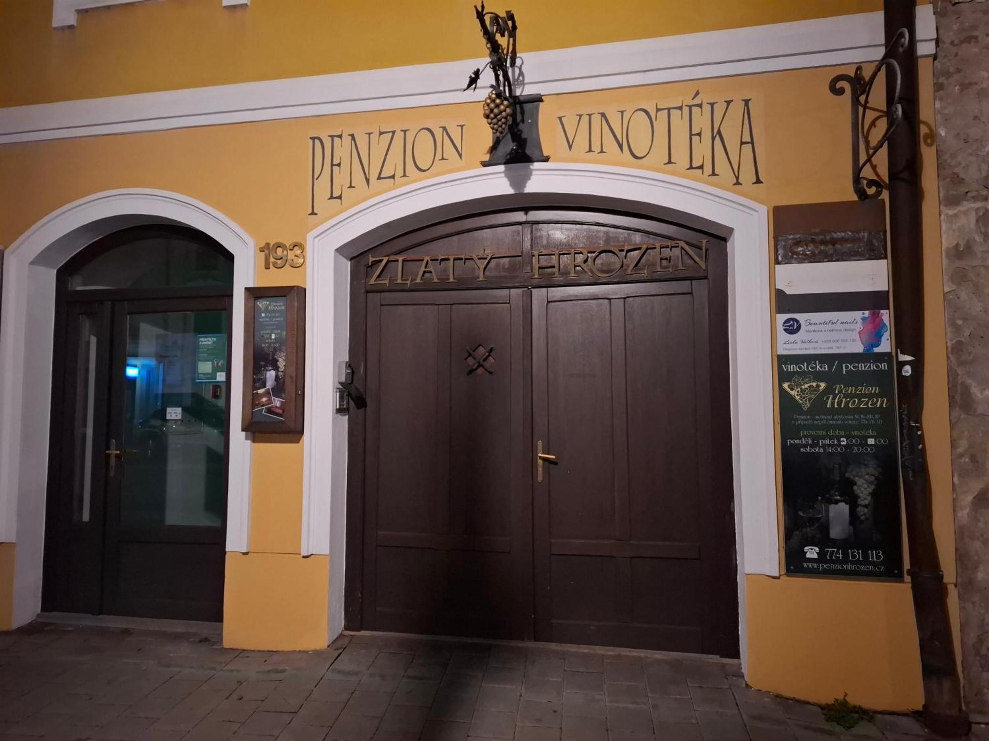 Penzion A Vinoteka Hrozen Kroměříž Exterior foto